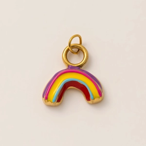 Makroaufnahme von Regenbogen-Emaille-Anhänger mit 18K Goldbeschichtung für DIY-Schmuck