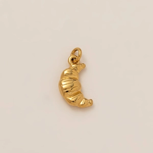 Ciondolo croissant in oro 18K lucidato con texture spazzolata e anello superiore