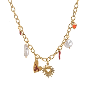 Détail du collier chaîne dorée avec perles baroques et divers pendentifs cœurs