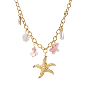 Collier étoile de mer en acier doré avec perles et breloques cœur rose sur fond blanc