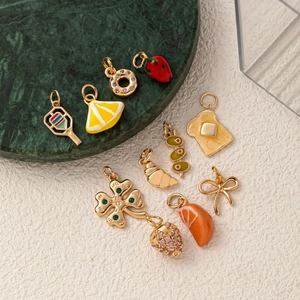 Ciondoli moda placcati oro 18K con frutta smaltata, quadrifoglio e pasticceria
