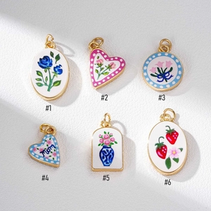 Set mit sechs bunten 18K vergoldeten Emaille-Blumenanhängern für DIY-Schmuckbasteln
