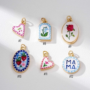 Flachbild von 18K vergoldeten Emaille-Anhängern mit Blumen-, Obst- und MAMA-Motiven