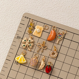 Set 10 ciondoli fai-da-te placcati oro con forme di quadrifoglio fragola e croissant