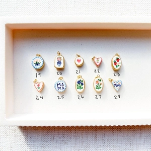Collezione di mini ciondoli dipinti a mano con fiori e cuori per la creazione di gioielli fai da te