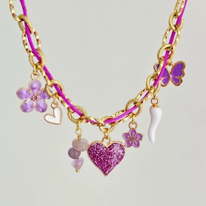 Collier doré avec pendentif cœur violet et breloques de fleurs émaillées pour femme