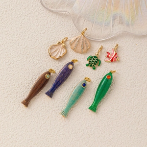 Collana con Pendente Serie Oceanica Vita Marina Ottone Placcato Oro 18K Ciondoli Pesce Conchiglia Stella Marina per Creazione Gioielli DIY Donna