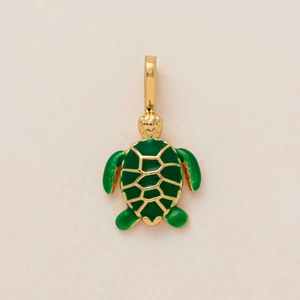 Dettaglio di un ciondolo a forma di tartaruga marina placcato oro 18K con smalto verde