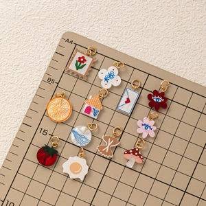 Lot de 12 breloques DIY plaquées or 18 carats avec motifs champignon, lettre et maison