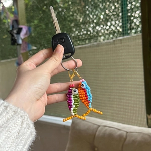Pendentifs de poisson perlés faits à la main avec fermoirs mousquetons dorés sur clé auto