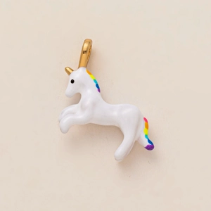 Pendentif licorne avec crinière arc-en-ciel et corne dorée en émail blanc brillant