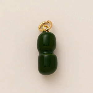 Gros plan d'un pendentif gourde verte avec émail poli et anneaux en métal doré