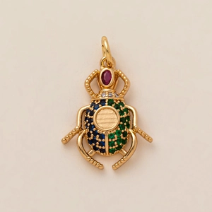 Vue macro d'un pendentif scarabée avec tête en rubis et pierres précieuses colorées