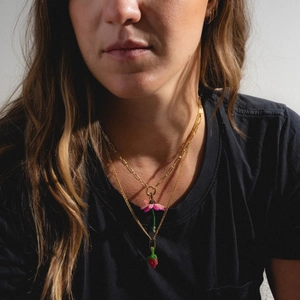 Collares dorados en capas con colgantes de fresa y flor de cuentas hechos a mano