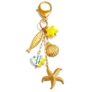 Détails du porte-clés thème marin avec étoiles de mer dorées, coquillage et poisson en émail