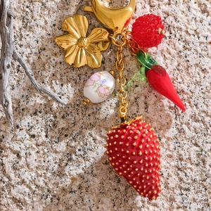 Porte-clés fraise et piment colorés avec chaîne dorée et perle florale en porcelaine