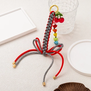 Porte-clés coloré avec nœud rouge, pendentif cerise et perles cœur sur anneau doré