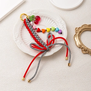 Porte-clés fait main avec nœud tissé rouge, pendentif cerise et perles cœur