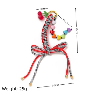 Porte-clés nœud fait main avec pendentif cerise et perles cœur pour sacs à main