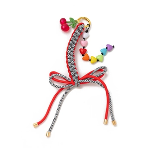 Porte-clés cerise dopamine coloré avec perles cœur arc-en-ciel et nœud rouge vif