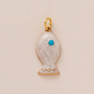 Exquise 18K gouden vis-hanger met wit emaille en inleg van blauwe edelsteen