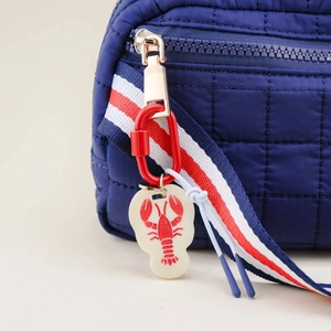 Gesteppte blaue Kosmetiktasche mit rotem Hummer-Anhänger und goldenem Reißverschluss