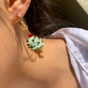 Détail de boucle d'oreille cornet de glace en perles colorées sur mannequin avec anneau doré