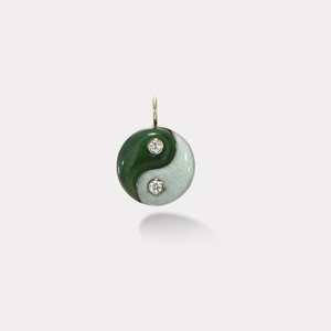 Détail du pendentif Yin Yang en pierres vertes avec accents diamants et bélière dorée