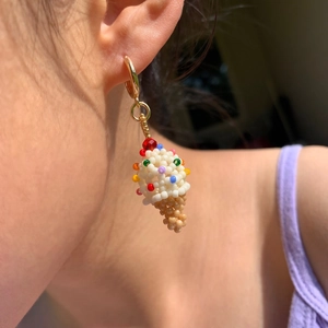 Détail de boucles d'oreilles en perles faites main en forme de cône de glace coloré