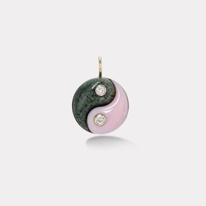 Gros plan du pendentif Yin Yang avec incrustations de pierres verte et rose et bélière