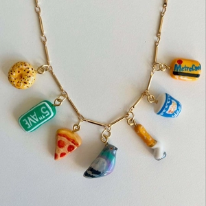 Collier chaîne dorée avec breloques amusantes de New York, pizza et donuts