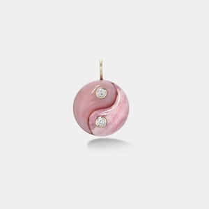 Gros plan du pendentif Yin Yang en opale rose avec bordure dorée et zircons
