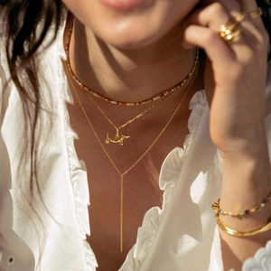 Conjunto de tres collares dorados con gargantilla de cuentas y colgante de teckel
