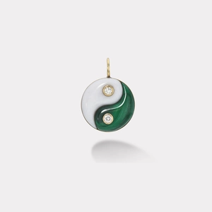 Détail du pendentif Yin Yang en malachite et pierre blanche avec plaquage or 18k