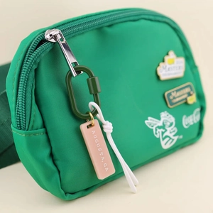 Grüne Nylontasche mit Masters-Golf- und Coca-Cola-Badges sowie Augusta-Anhänger
