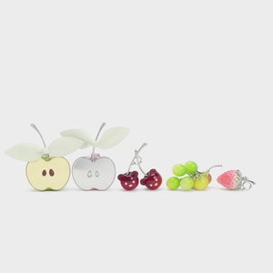 Exquisitos dijes de frutas esmaltadas con fresa, cereza y uva con detalles plateados