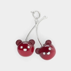 Detalle de colgante de oso cereza con esmalte rojo oscuro y detalles de cristal brillante