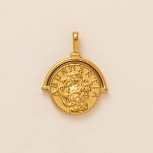 Macro-opname van de draaibare gouden munt hanger met gravure van de Romeinse godin Abundantia