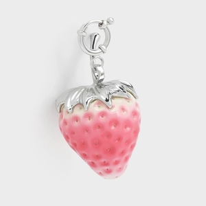 Colgante de fresa en degradado rosa con hoja de metal plateado y cierre de mosquetón