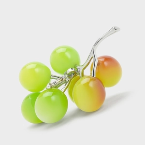 Colgante de uva exquisito con frutas de cristal pulido y tallos de metal plateado