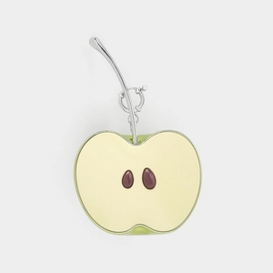 Vista macro de un colgante de manzana verde esmaltada con cierre de muelle plateado