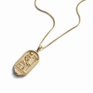 Makroaufnahme des ägyptischen Bastet-Katzenanhängers mit Hieroglyphen an goldener Kette