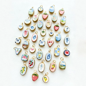 Pendentifs colorés en émail peints à la main aux formes variées avec bordure dorée
