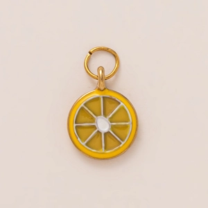 Détail du pendentif tranche de citron en émail jaune avec anneau de suspension doré