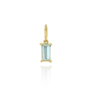 Vista macro del ciondolo con pietra rettangolare blu chiaro con placcatura in oro 18 carati