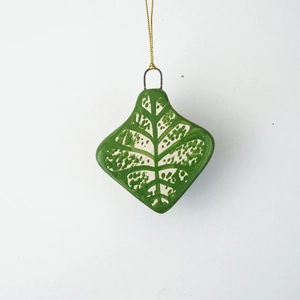 Détail d'un pendentif en feuille verte avec nervures blanches et anneau en or 18 carats