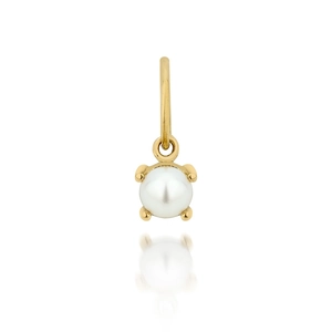Dettaglio del ciondolo di perle placcato oro 18K con finitura lucida e gancio