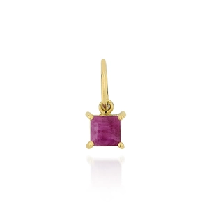 Macro di un ciondolo pietra portafortuna placcato oro 18K con rubino rosa quadrato e griffe