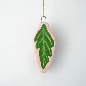Vue détaillée du pendentif en céramique rose avec motif plume et cordon doré