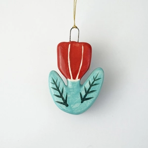 Gros plan du pendentif tulipe rouge avec base bleue et cordon plaqué or 18 carats